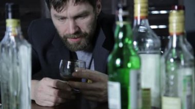 yalnız adam üzüntü barda bir alkol dökün. Sosyal sorunu alkolizm