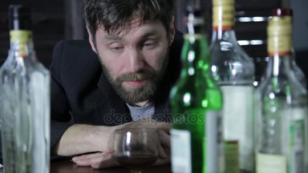 Eenzame man giet verdriet een alcohol in de bar. sociale probleem alcoholisme — Stockvideo