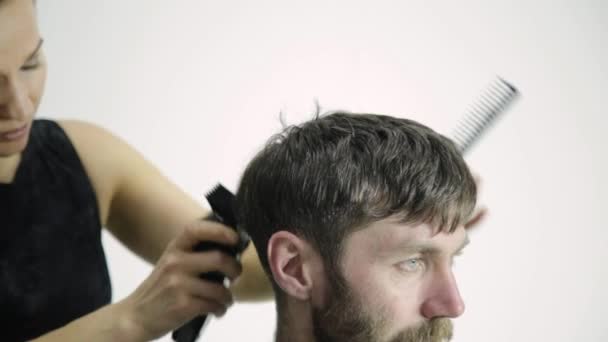 Peluquero femenino moldeando corte de pelo para hombre con clipper en la barbería . — Vídeos de Stock
