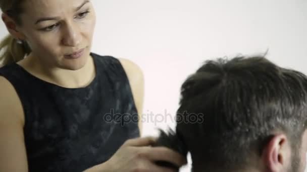 Tukang cukur wanita membentuk potongan rambut pria dengan gunting rambut di salon . — Stok Video