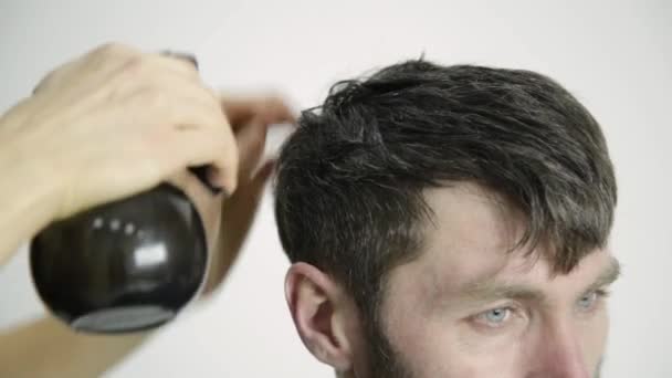 Corte de cabelo na barbearia. cabeleireiro usa tesoura para cortar um homem — Vídeo de Stock