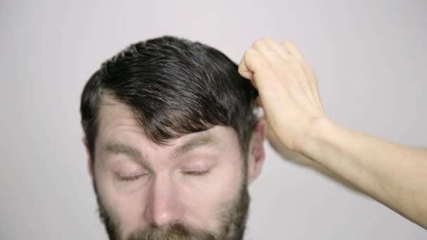 Female hairdresser shaping mens hair cutting uses scissors in a beauty saloon — Stock Video