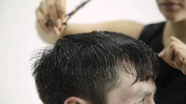 berberler eller Güzellik Salonu mens saç şekillendirme için makas kullanır
