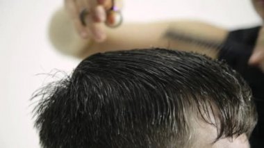 berberler eller Güzellik Salonu mens saç şekillendirme için makas kullanır