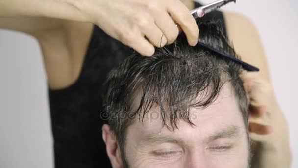 Parrucchiere femminile sagomatura mens taglio di capelli utilizza forbici in un salone di bellezza — Video Stock