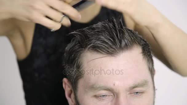 Mens kapsel bij kapsalon. Vrouwelijke Kapper mens haar vormgeven — Stockvideo