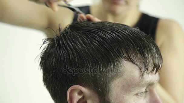 Мужская стрижка в парикмахерской. Женский парикмахер формирует мужские волосы — стоковое видео