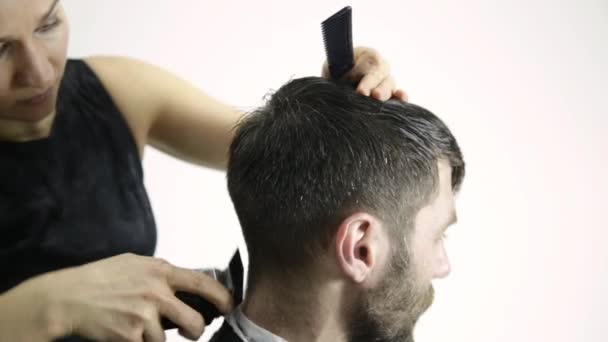Female hairdresser shaping mens hair cutting uses scissors in a beauty saloon — Stock Video
