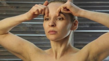 genç kadın yaşlanma karşıtı çalışmaları gerçekleştirir. yüz fitness