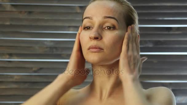 Jeune femme effectue des exercices anti-âge. forme physique du visage — Video