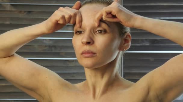 Jeune femme effectue des exercices anti-âge. forme physique du visage — Video