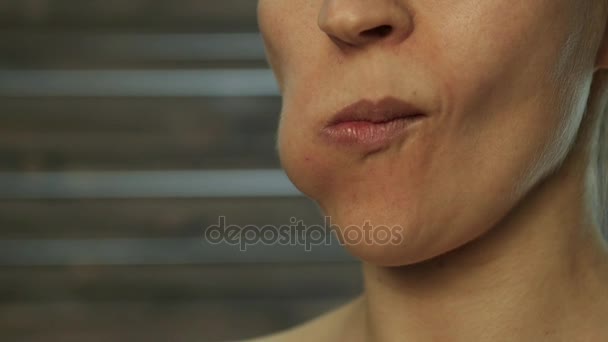 Kvinnan utför anti-aging övningar. gymnastik för anti slapp ansikte hud. slowmotion — Stockvideo