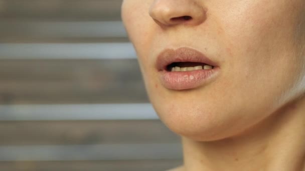 Belle fille effectue des exercices anti-âge. forme physique du visage pour une peau anti affaissement — Video