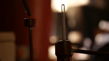 Laboratuvar metal borular, güçlü üretimini alkol damla damla içiyor.