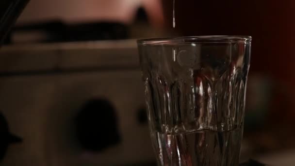 Productie van sterke dranken, drops voor alcohol drip in een glas — Stockvideo