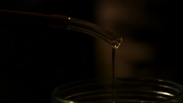 Erős italok gyártása csepp alkohol csöpög a pohárba — Stock videók