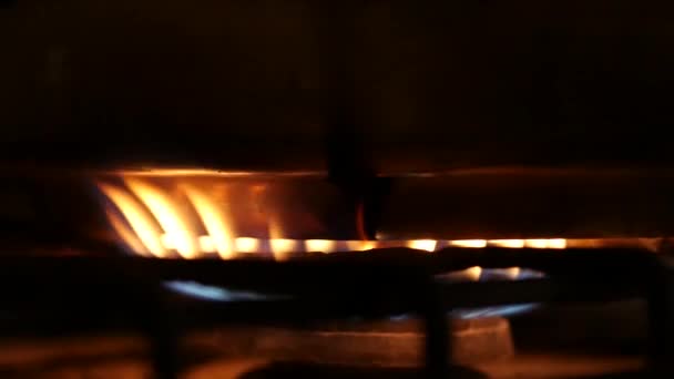 Помаранчевий і синій вогонь газової плити в темряві — стокове відео