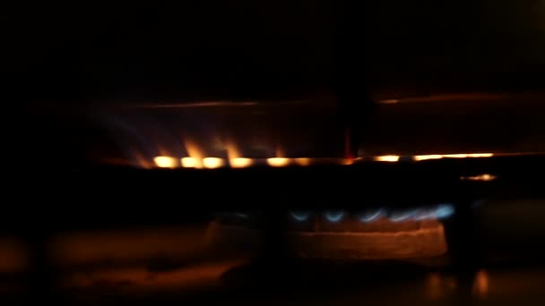 Oranžové a modré plameny plynový sporák ve tmě — Stock video