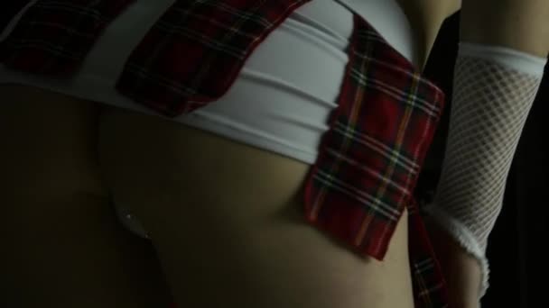 Сексуальная женщина задница в короткой юбке танцует стриптиз — стоковое видео