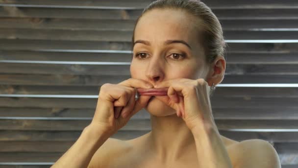 Гімнастика для обличчя, жінка робить вправи проти старіння — стокове відео