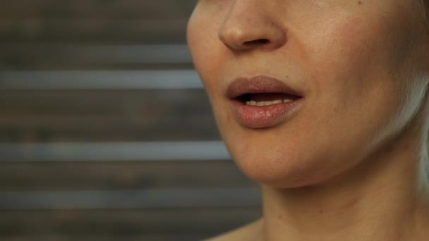 Prévention du vieillissement de la peau, la femme effectue des exercices pour un renforcement du visage. au ralenti — Video