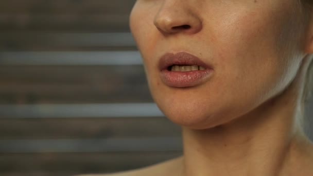 Um der Hautalterung vorzubeugen, führt die Frau Übungen zum Aufbau des Gesichts durch. Zeitlupe — Stockvideo