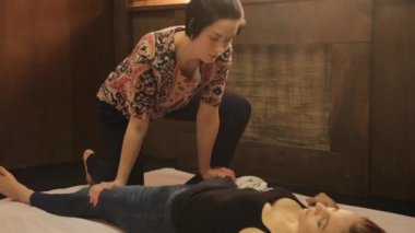 Geleneksel Tay masajı veya Tay yoga masaj tedavi veren profesyonel terapist