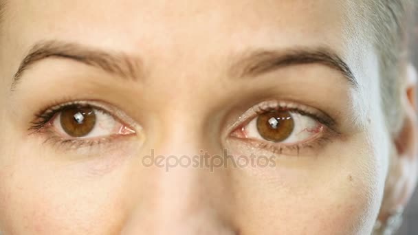 Close-up ragazza lampeggia i suoi occhi marroni — Video Stock