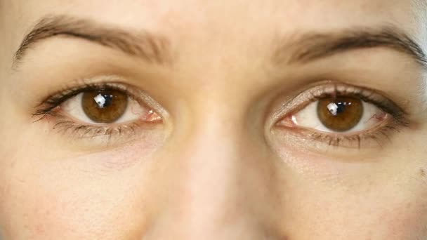 Close-up ragazza lampeggia i suoi occhi marroni — Video Stock