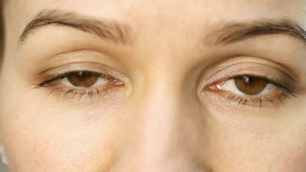 Nahaufnahme Mädchen blinzelt ihre braunen Augen — Stockvideo