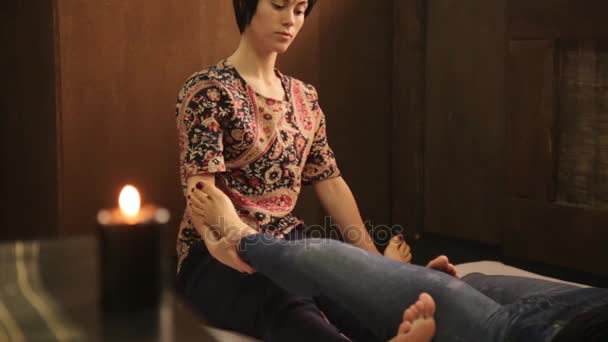 Terapeuta profissional dando massagem tradicional tailandesa ou tratamento de massagem de ioga tailandesa — Vídeo de Stock