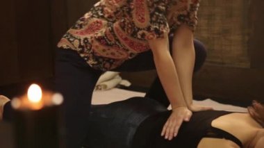 güzel kız spa salon Tay sırt masajı yapıyor