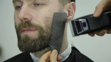 Bir profesyonel sakal düzeltici kesim istemcileri sakallı kadın Kuaför. Salonların işyerinde