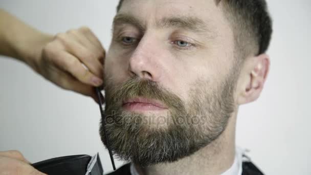 Mujer peluquera haciendo corte de pelo barba hombres adultos en una peluquería. barbero en el lugar de trabajo — Vídeos de Stock