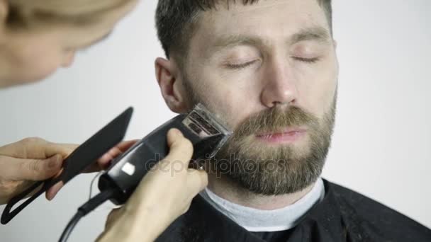 Peluquero hembra arreglando la barba de los hombres. Mujer peluquero haciendo corte de pelo barba hombres adultos — Vídeos de Stock