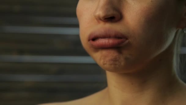 Um der Hautalterung vorzubeugen, führt die Frau Übungen zum Aufbau des Gesichts durch. Stärkung der Muskeln um die Lippen. Zeitlupe — Stockvideo