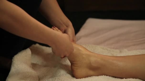 Close-up voetmassage in Thaise studio. traditionele Thaise massage of Thaise yoga massagebehandeling — Stockvideo