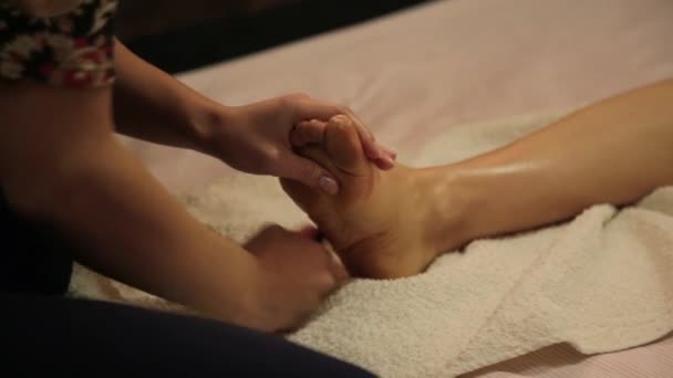 Close up Massagem nos pés no estúdio tailandês. massagem tailandesa tradicional ou tratamento de massagem de ioga tailandesa — Vídeo de Stock