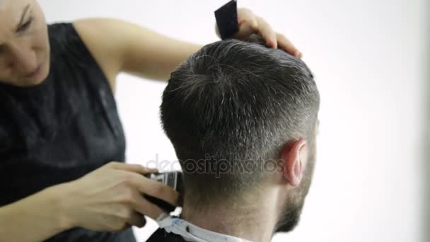 Corte de cabelo dos homens na barbearia. Cabeleireiro fêmea moldar os homens cabelo — Vídeo de Stock