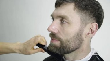 Kadın Kuaför Saç sakal Yetişkin erkeklerde bir kuaför salonu yapıyor. İşyerinde berber