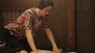 güzel kız spa salon Tay sırt masajı yapıyor