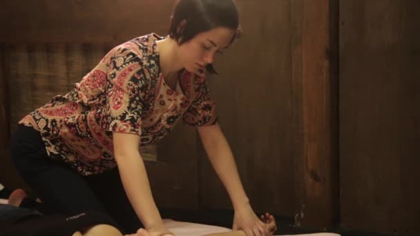 Güzel kız spa salon Tay sırt masajı yapıyor — Stok video
