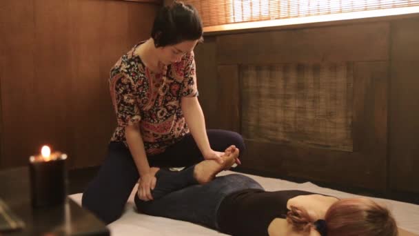 Kroppsvård och en hälsosam livsstil. Professional Thai massage i spa salong. — Stockvideo