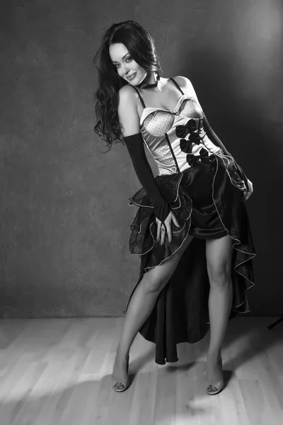 Jovem mulher em um vestido espanhol dançando em um fundo cinza. preto e branco — Fotografia de Stock