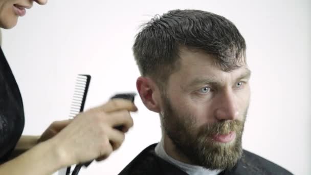 Kobiece Fryzjer kształtowanie męskie strzyżenia używa nożyczek w salon piękności — Wideo stockowe