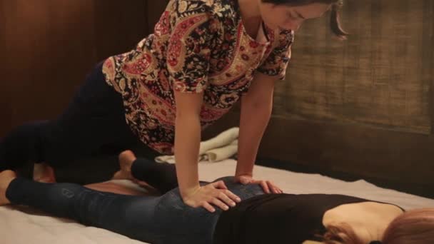 Cura del corpo e uno stile di vita sano. Massaggio tailandese professionale nel salone spa . — Video Stock