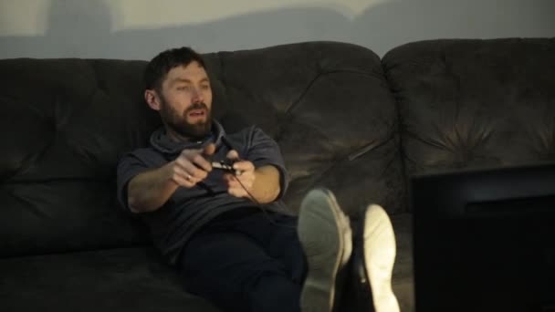 Pria menyenangkan bermain di konsol video dalam gelap — Stok Video