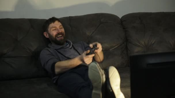 Pria menyenangkan bermain di konsol video dalam gelap — Stok Video