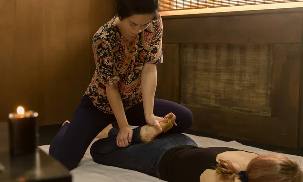 Terapeuta profesional que da masaje tailandés tradicional o tratamiento de masaje de yoga tailandés — Foto de Stock