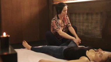 Geleneksel Tay masajı veya Tay yoga masaj tedavi veren profesyonel terapist